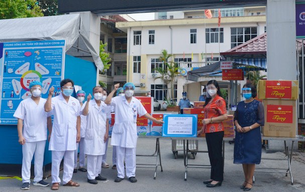 Ủy ban MTTQ Việt Nam TP Hà Nội tặng nhiều phần quà thiết thực tới Bệnh viện Phổi